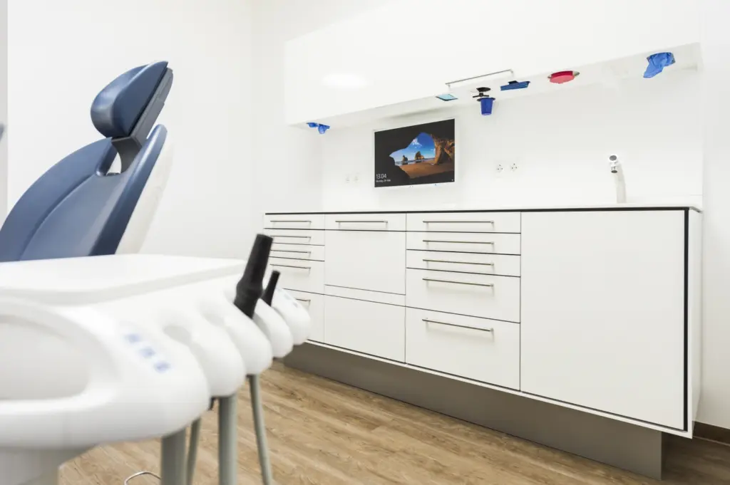 Dentalzeile GK10 mit Schattenfuge